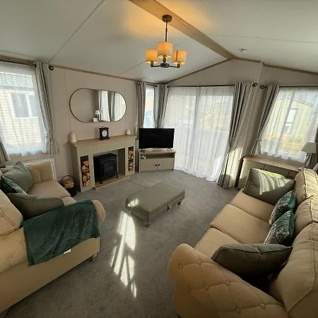 بيت للعطل Cuckoo With Hot Tub At Brickyard Lakes Amotherby