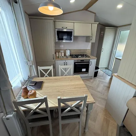 Cuckoo With Hot Tub At Brickyard Lakes 度假居