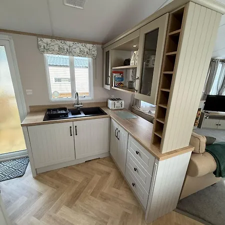 Cuckoo With Hot Tub At Brickyard Lakes Amotherby